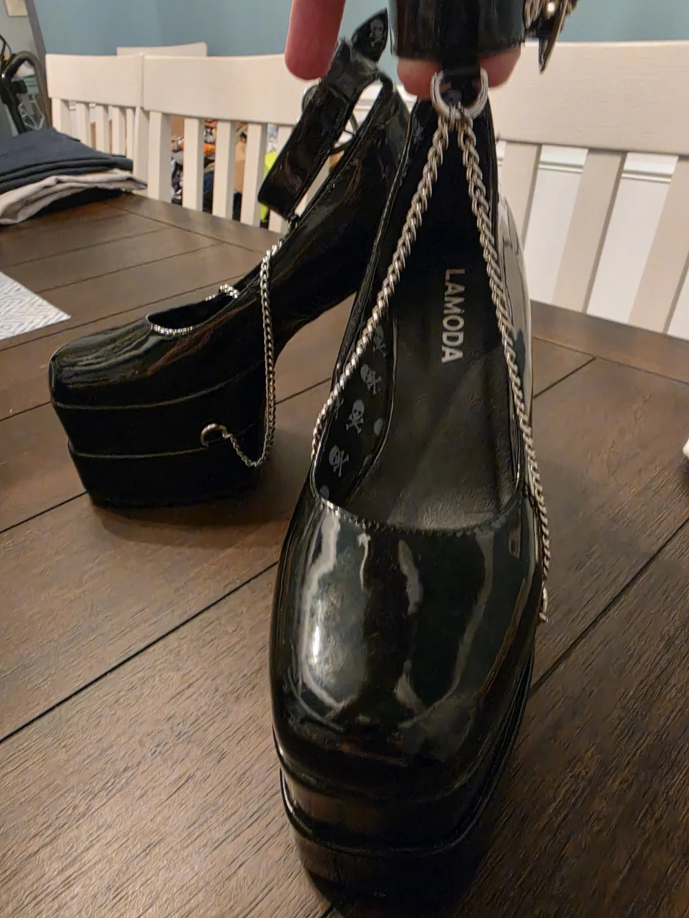 Lamoda glossy black
